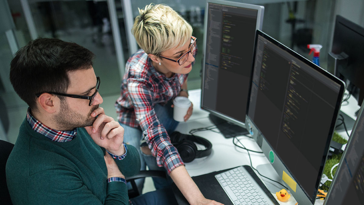 deux personnes regardant un grand écran
