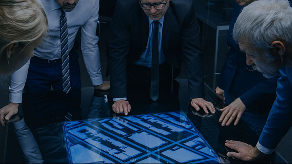 personnes regardant l'écran du bureau